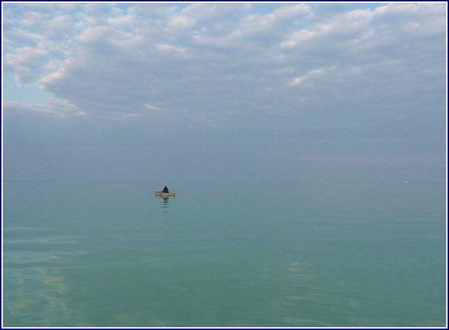 Maganyos csonak a Balatonon